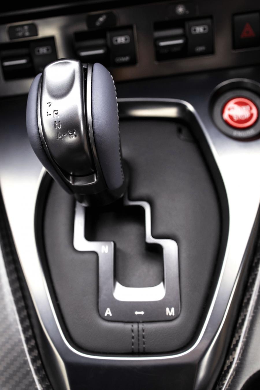 Детали интерьера Nissan GT-R 50th Anniversary (R35) 2019 года  (ZA) (фото 3 из 40)